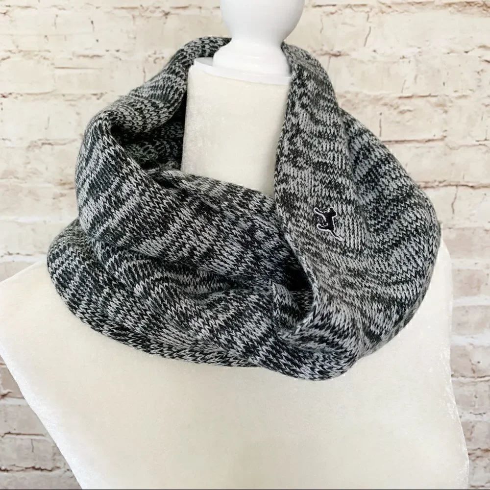 PINK Victoria’s Secret knit infinity scarf